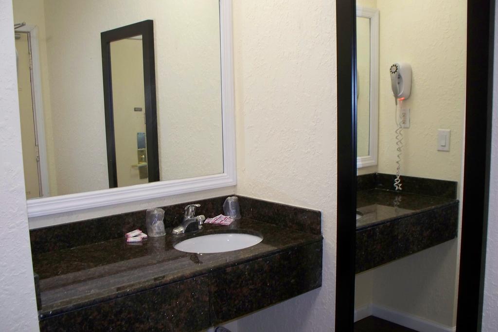 Budget Inn & Suites Wall Extérieur photo